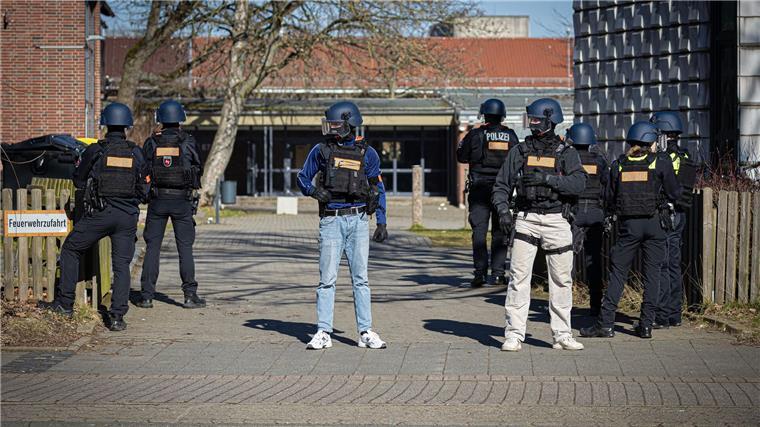Entwarnung nach Amokalarm an Braunschweiger Gymnasium Am Morgen rückt ein Großaufgebot der Polizei zu einer Braunschweiger Schule aus.