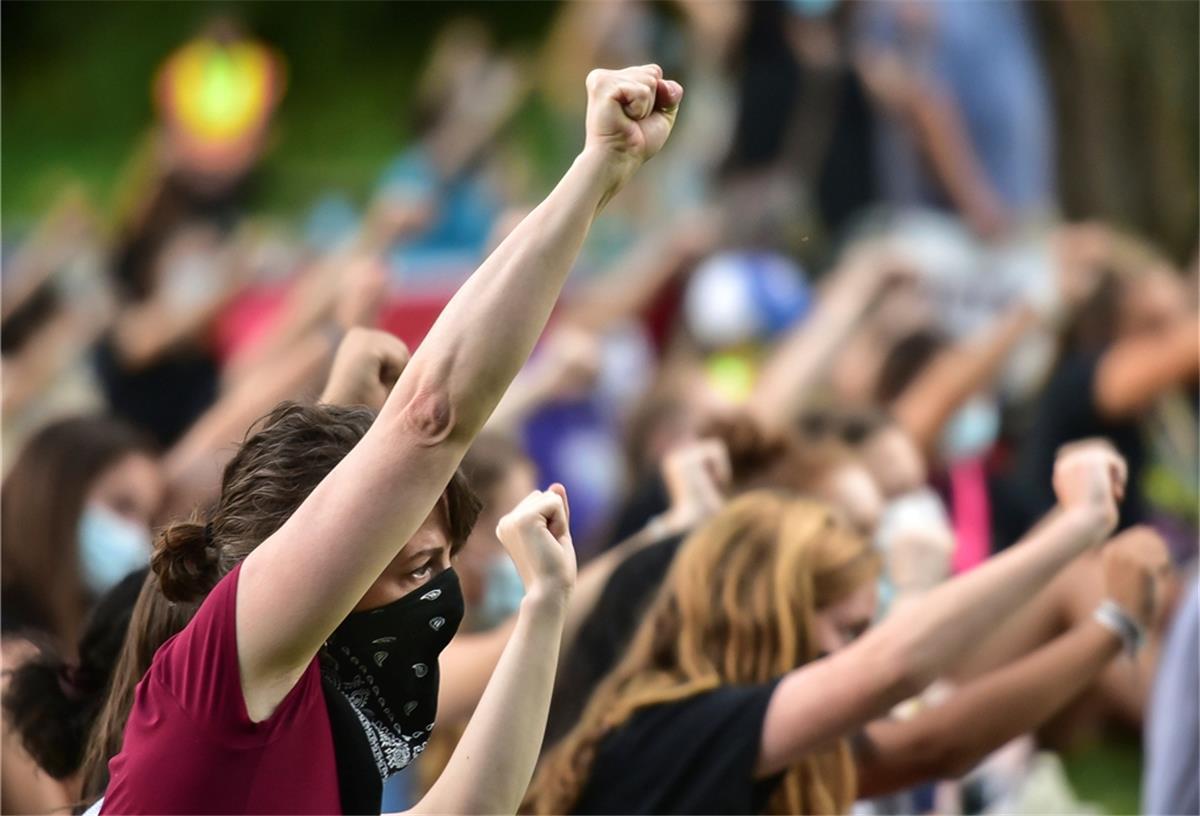 „Black Lives Matter“ auch in Zeven Am morgigen Sonnaband wollen junge Demonstranten auch in Zeven ihre Fäuste als Zeichen der Solidarität mit der „Black Lives Matter“-Bewegung in den USA heben.