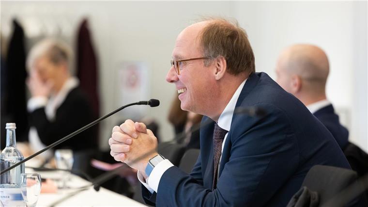 Schröder verteidigt Nord Stream 2 in Untersuchungsausschuss Am Nachmittag trat der Kanzleramtschef von Schröders Nachfolgerin Angela Merkel, Helge Braun, in den Zeugenstand des Untersuchungsausschusses.