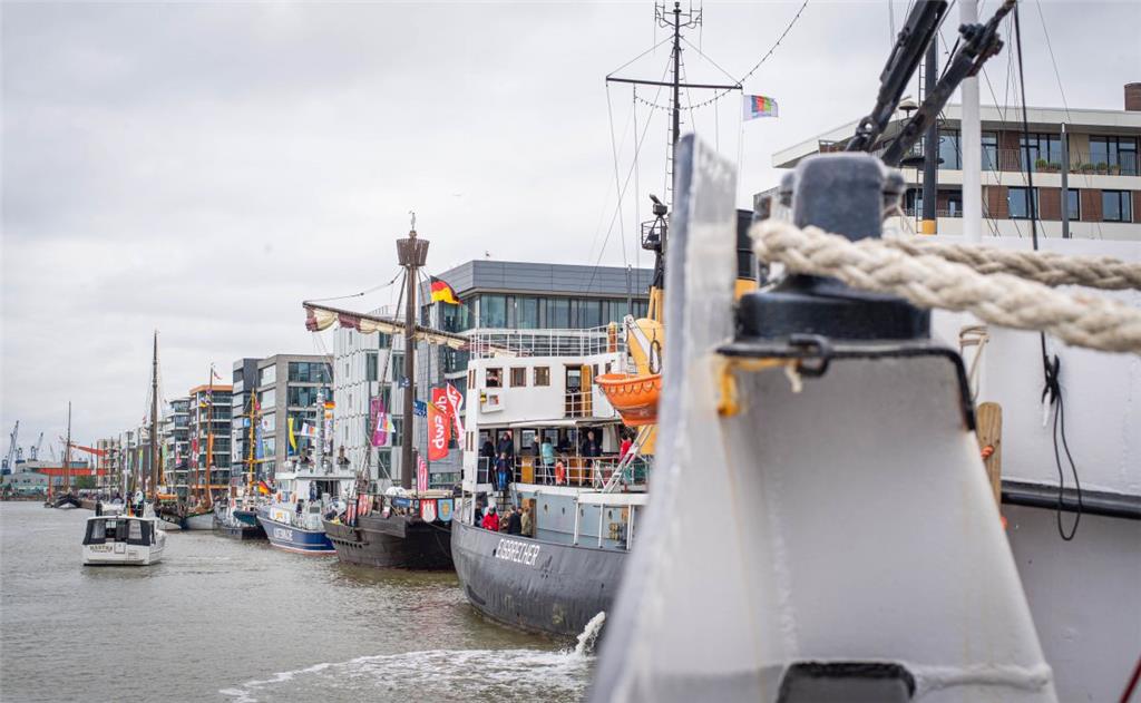 Am Neuen Hafen  boten die festgemachten Schiffe neben Besichtigungen auch kulina...