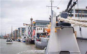 Am Neuen Hafen  boten die festgemachten Schiffe neben Besichtigungen auch kulina...