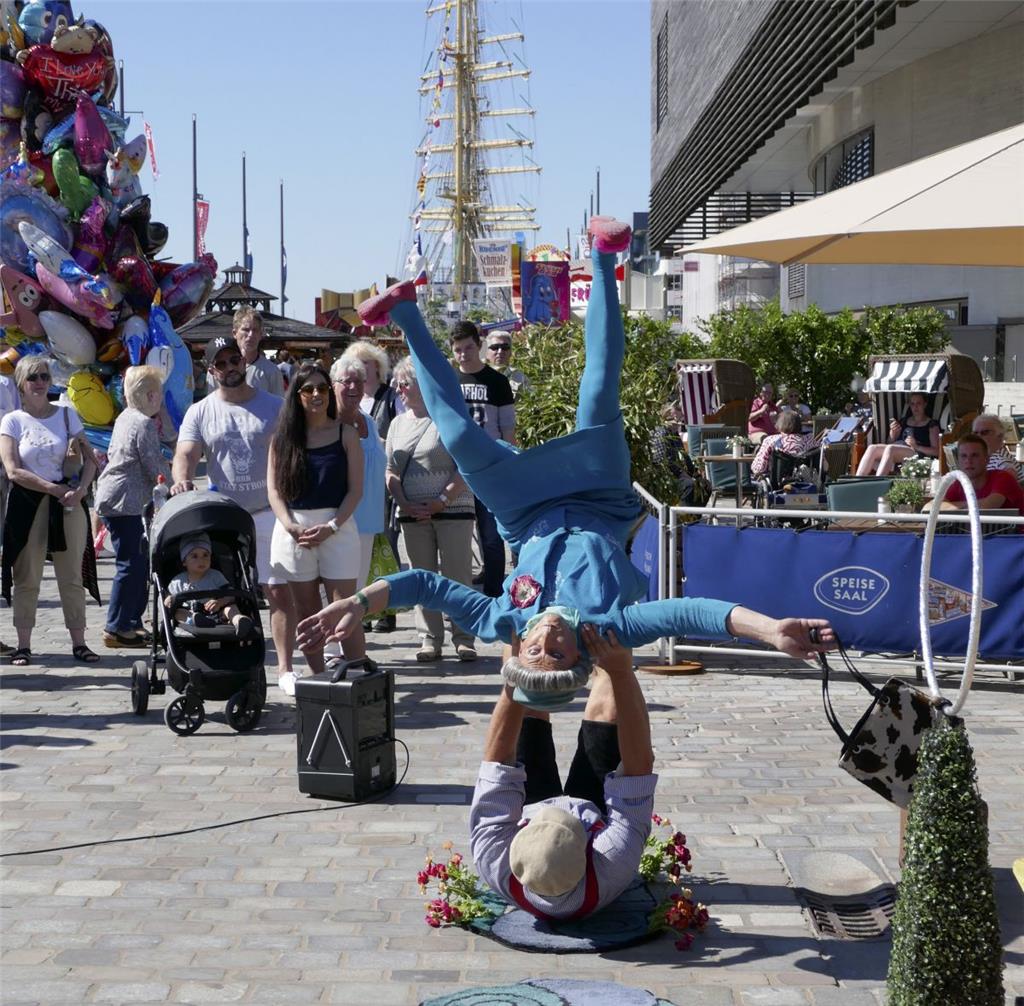 Am Neuen Hafen haben Akrobaten am Samstag eine Show geboten. - Foto: Scheschonka