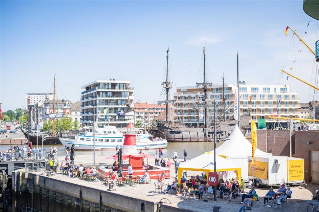 Am Neuen Hafen sind die ersten Besucher eingetroffen. Seestadtfest Bremerhaven 2...