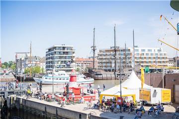 Am Neuen Hafen sind die ersten Besucher eingetroffen. Seestadtfest Bremerhaven 2...
