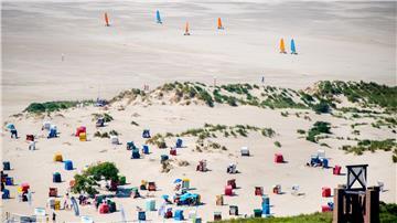 Am Nordbad der Insel Borkum hat die Stadt nun ein eigenes „Strandesamt“ für Strandhochzeiten eingerichtet. (Archivbild)