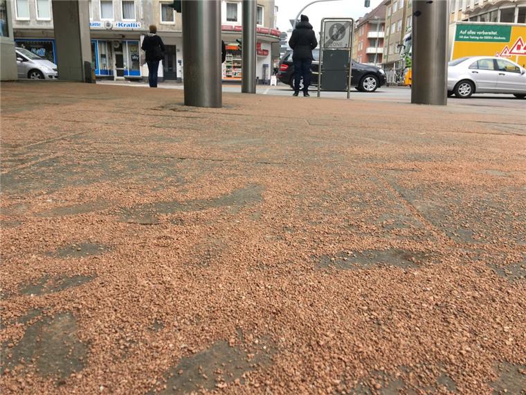 Bremerhaven: Hydraulik-Öl landet in der Fußgängerzone Am Nordende der Fußgängerzone sieht es etwas sandig aus.