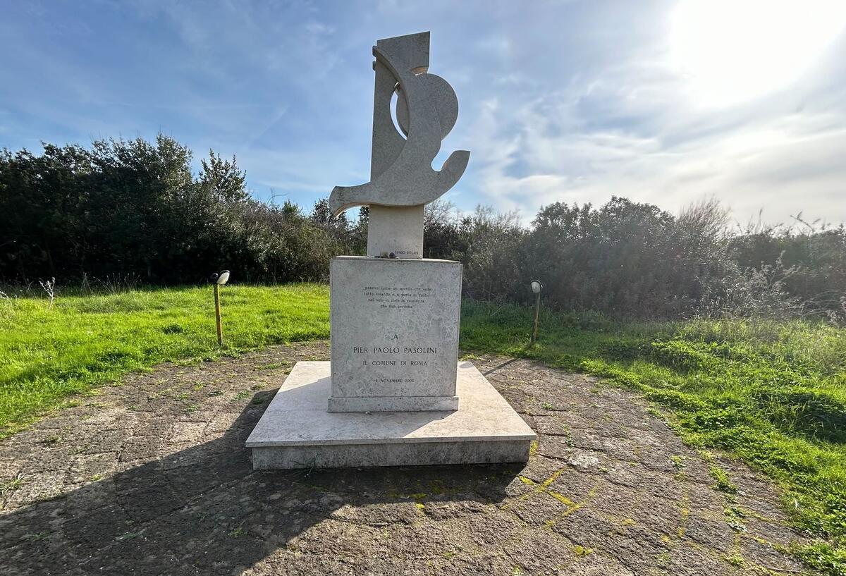 Mord an Pasolini beschäftigt Italien noch immer Am Ort des Verbrechens erinnert ein Denkmal an den Regisseur. (Archivbild)