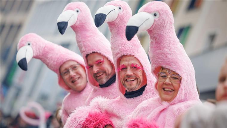 Tausende feiern Karneval - Sicherheit rund um Umzüge erhöht Am „Ossensamstag“ zieht ein großer Karnevalsumzug durch Osnabrück.
