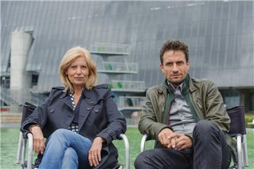 Am Pfingstmontag kommt der neue Tatort aus Bremen. Die Schauspieler Sabine Postel (Haupkommissarin Inga Lürsen) und Oliver Mommsen (Hauptkommissar Nils Stedefreund) ermitteln unter Hochdruck. Hier sind sie ganz entspannt bei den Dreharbeiten im Sommer 2015 vor dem Weserstadion.
