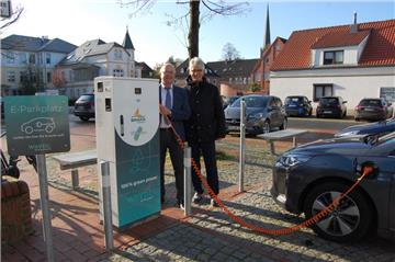 Am Postplatz gibt es nun zwei Ladesäulen, an denen E-Autos öffentlich mit Strom betankt werden können. Darüber freuen sich Tönjes Itgen von der EWE und Brakes Bürgermeister Michael Kurz (von links).