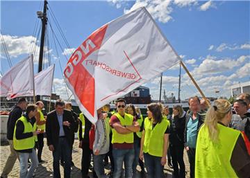 Am Rande der Tarifverhandlungen der Deutschen See in Bremerhaven wurde demonstriert.