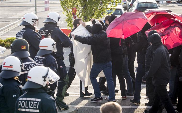 Rangeleien bei Anti-AfD-Protesten in Stuttgart - Hunderte festgesetzt Am Rande des Bundesparteitages der Partei Alternative für Deutschland (AfD) ist es zwischen Polizeikräften und Demonstranten zu Rangeleien gekommen.