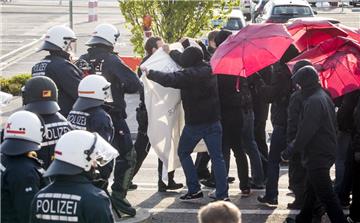 Am Rande des Bundesparteitages der Partei Alternative für Deutschland (AfD) ist es zwischen Polizeikräften und Demonstranten zu Rangeleien gekommen. 