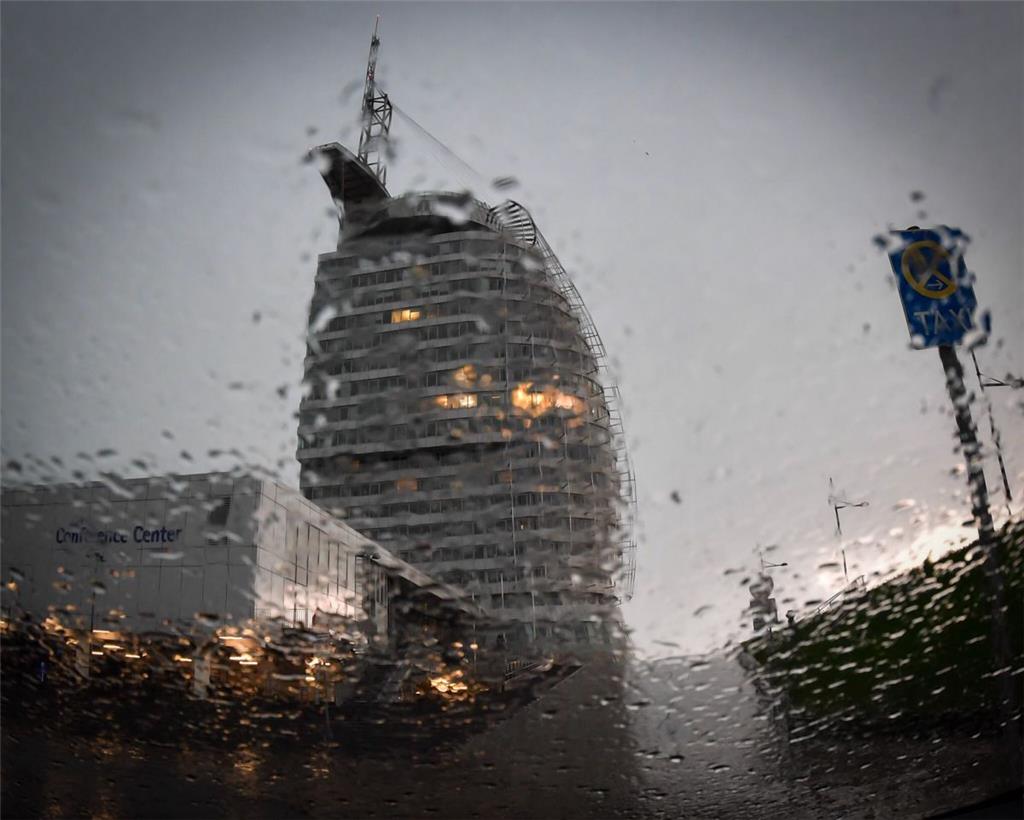 Am Sail-City-Hotel ist kaum etwas zu sehen. Foto: Scheschonka