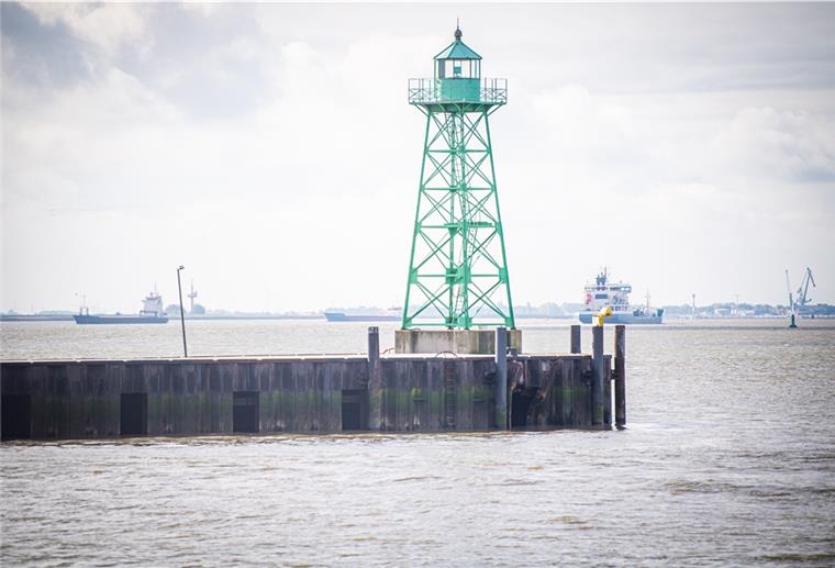 Frachtschiff knallt gegen die Südmole in Bremerhaven Am Samstag ist ein Frachtschiff gegen die Südmole gekracht. Noch ist unklar, welche Schäden dadurch entstanden sind.