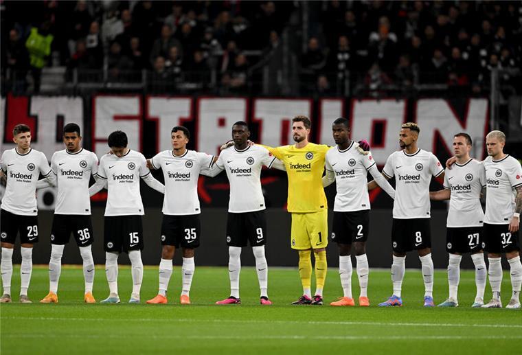 Fußball: Bundesliga, Eintracht Frankfurt - Werder Bremen, 21. Spieltag, Deutsche Bank Park. Die Frankfurter Spieler haben vor dem Spiel Aufstellung für eine Schweigeminute genommen. 