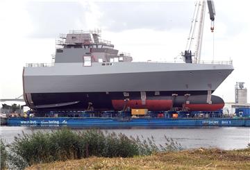 Am Samstag wurde der vordere Teil des Fregatten-Rumpfes erst auf einen Ponton (Foto) und dann in die andere Bauhalle bewegt.