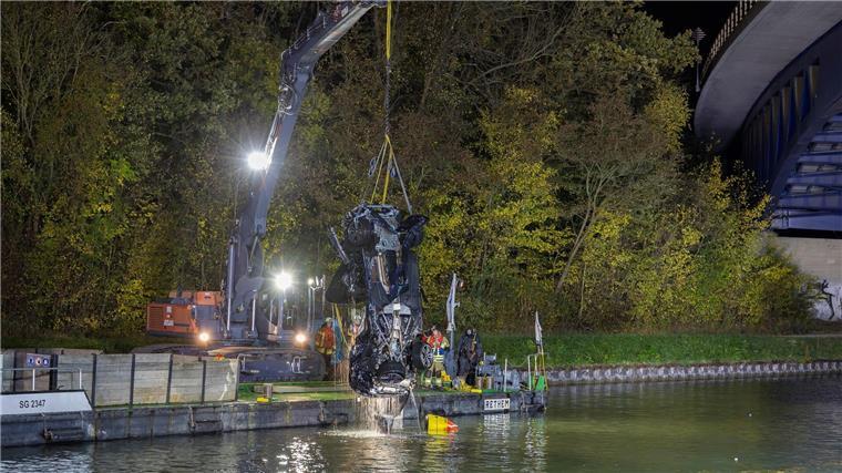 Am Samstagabend wurde mit Hilfe eines Kranfahrzeugs das Auto aus dem Mittellandkanal geborgen. 