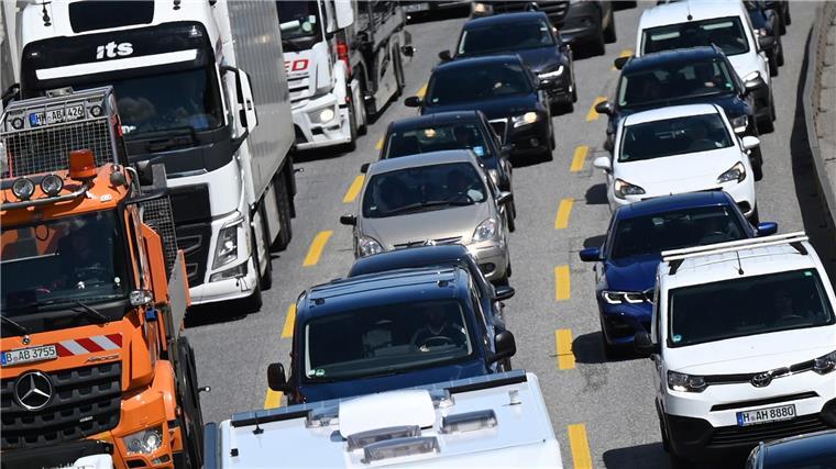 A7-Tunnel in Schnelsen wieder frei Am Samstagvormittag kam es wegen der Sperrung zu Staus auf der A7. (Symbolbild)