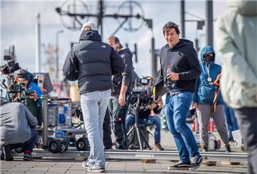 Am Set auf dem Willy-Brandt-Platz: Das Jobben im Hafen hat Regisseur Sebastian Ko, der gebürtig aus Bremerhaven stammt, zum Plot inspiriert.