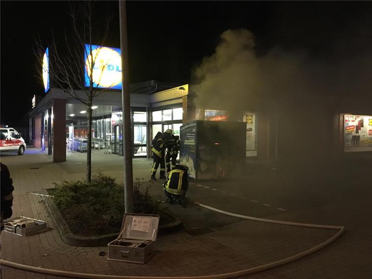 Loxstedt: Zwei Altkleidercontainer brennen lichterloh Am Silvesterabend musste die Ortsfeuerwehr Loxstedt zwei Altkleidercontainer an einem Verbrauchermarkt löschen.
