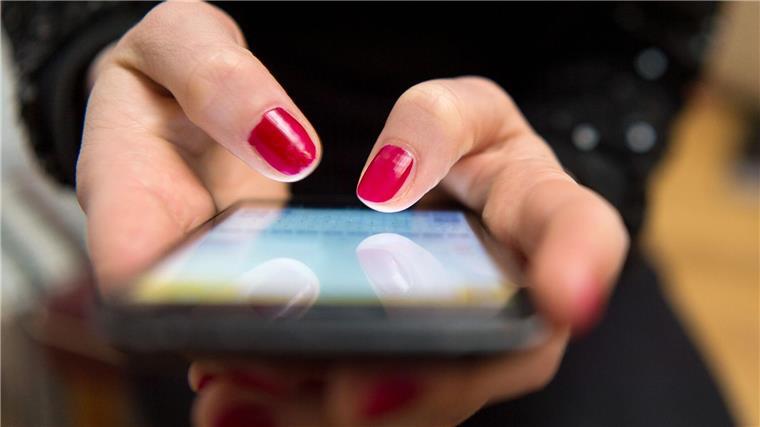 Am Smartphone verbringen Menschen in Deutschland einer Untersuchung zufolge mehrere Stunden am Tag.