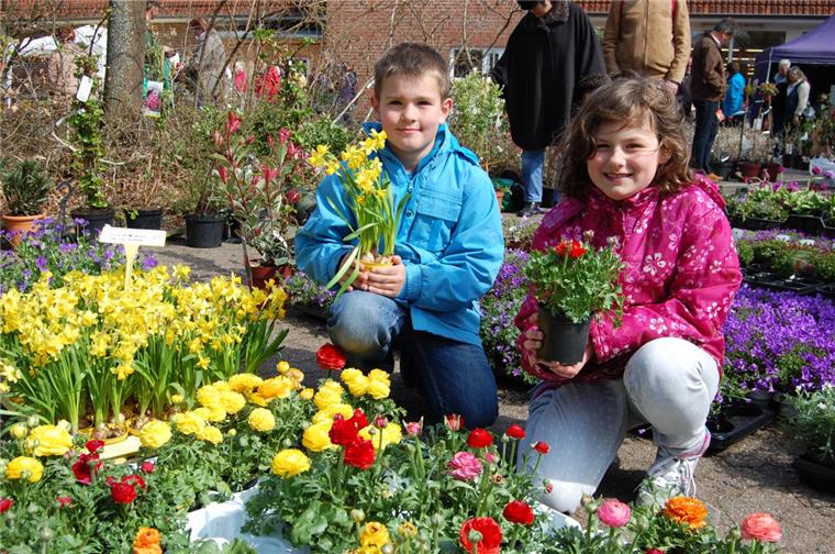 Staudenmarkt lockt Besucher nach Hagen Am Sonntag, 17. April, ist Staudenmarkt in Hagen. Die Organisatoren hoffen, dass viele Besucher die Blütenpracht ebenso genießen wie die Driftsether Kinder Tim und Joy im vergangenen Jahr. Archivfoto Heß