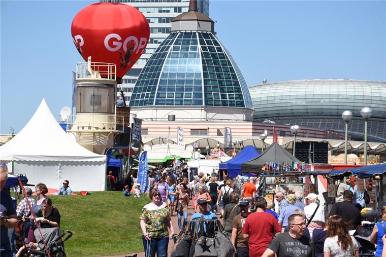 Am Sonntag geht das Seestadtfest in die letzte Runde. Nicht nur rund um den Alten und den Neuen Hafen herrscht Trubel: In der Innenstadt haben die Geschäfte geöffnet. 