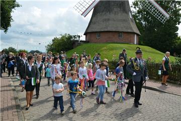 Am Sonntag marschieren die Kinder. Der bunte Umzug, angeführt von Spielmannszug und Hauptmann Thomas Nowak (rechts), führt zum Armbrustschießen und Kinderfest auf dem Schießstand in der Holzurburg.