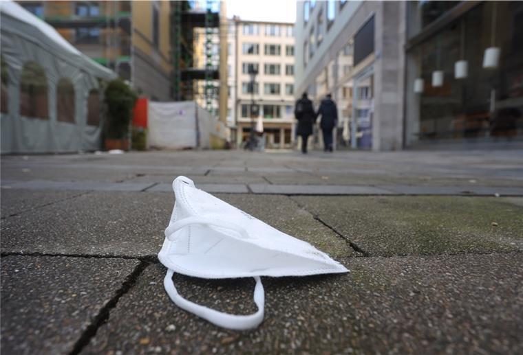Eine FFP2 Maske liegt in der Münchner Innenstadt auf dem Boden.