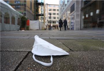 Eine FFP2 Maske liegt in der Münchner Innenstadt auf dem Boden.