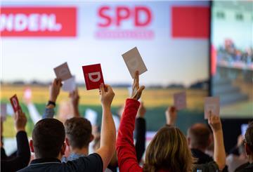 Mitglieder der SPD stimmen beim Landesparteitag der SPD ab.