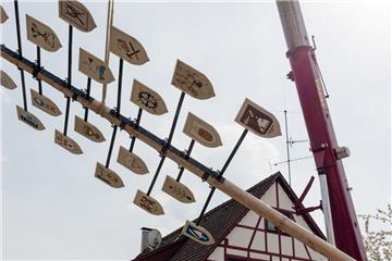 Am Sonntag und Montag werden in Bremerhaven und dem Landkreis Cuxhaven wieder zahlreiche Maibäume aufgestellt. 