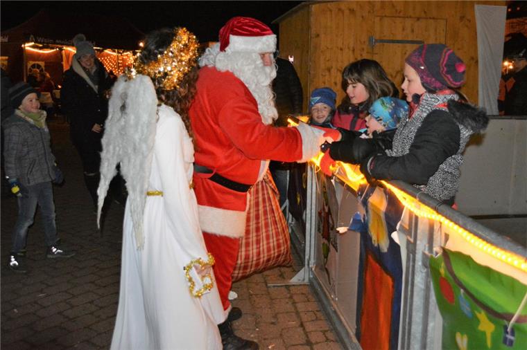 Cuxland: So schön waren die Weihnachtsmärkte am Wochenende Am Sonntag verteilte der Weihnachtsmann auf dem Weihnachtsmarkt in Bad Bederkesa kleine Geschenke.