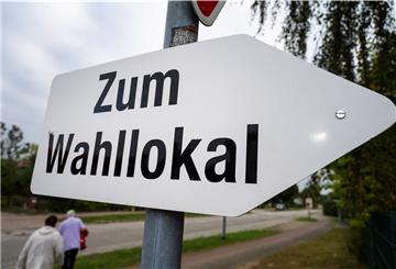 "Zum Wahllokal" steht auf einem Schild.