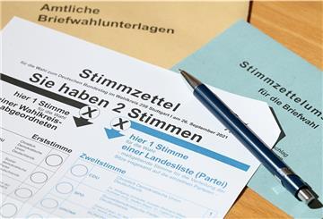 Ein Stimmzettel mit einer abgeschnittenen Ecke für die Briefwahl zur Bundestagswahl liegt auf einem Tisch.