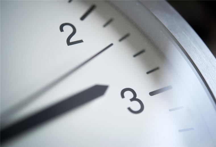 Ein Zeiger einer Uhr ist zwischen 2 Uhr und 3 Uhr zu sehen. 