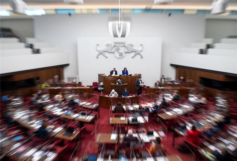 Mitglieder der Bremischen Bürgerschaft nehmen an einer Plenarsitzungen teil.