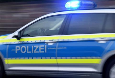 Ein Streifenwagen fährt mit eingeschaltetem Blaulicht.