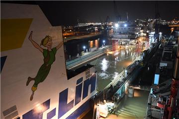 Am Sonntagabend wird die Hecksektion der "Peter Pan" in Bremerhaven ausgeschwommen.