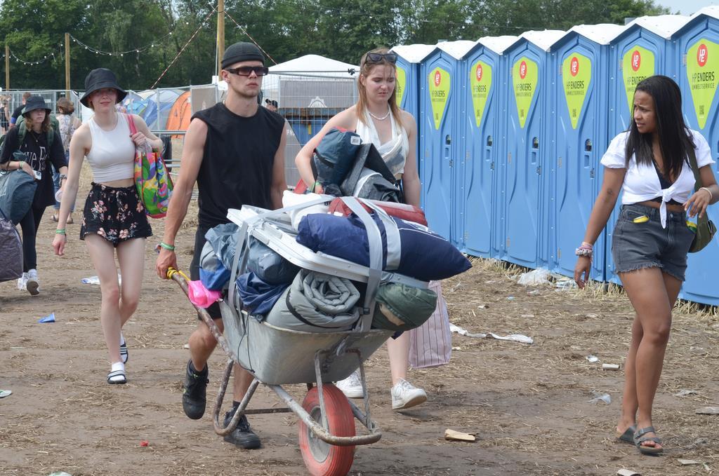Am Sonntagmittag bringen viele Festivalfans schon ihre Sachen in die Autos.