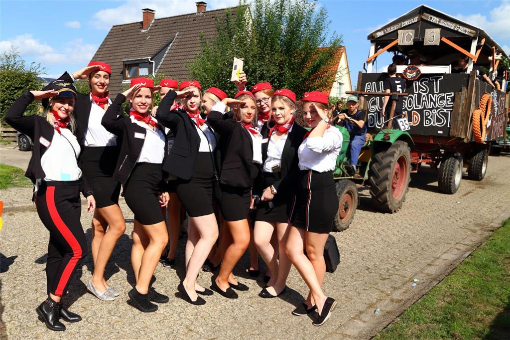 Am Sonntagnachmittag zogen wieder 37 geschmückte Wagen beim Pferdemarktumzug dur...