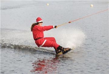 Am Spadener See gibt es in der Weihnachtszeit wieder buntes Programm von regelmäßigen Glühweintreffs hin zum Nikolaus-Boarden.