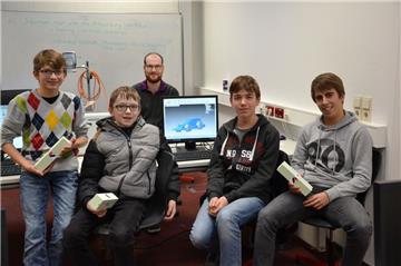Am St.-Viti-Gymnasium in Zeven hat sich mit Beginn des Schuljahres eine Formel 1 AG gegründet. Gemeinsam mit ihrem Lehrer Martin Schwarzbach wollen Tobias Jungemann aus Anderlingen (von links), Dennis Tomforde aus Baaster Berg, Jakob Meyer aus Wehldorf und Phil Kosmata aus Zeven beim Nordmetallcup in Wolfsburg teilnehmen. Ihren Rennwagen haben sie bereits am PC konstruiert.