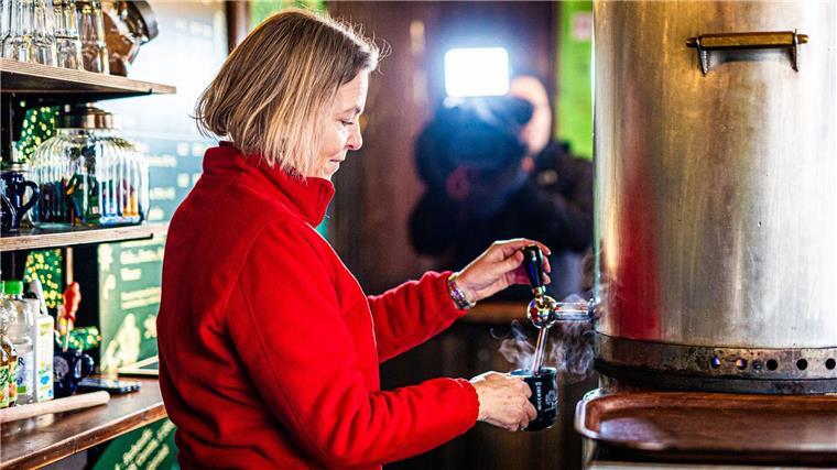 Am Stand „Glühwein bei Susi“ wird der Wein mit Gewürzen gemixt.