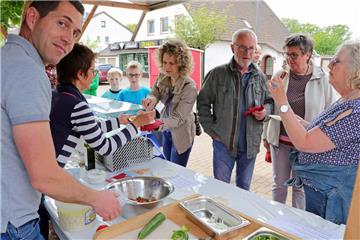 Am Stand von Peter Livanis ließen sich die Besucher griechische Spezialitäten schmecken - und kamen dabei ins Gespräch.