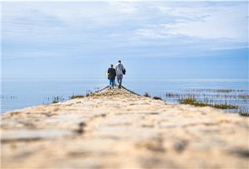 Am Strand in Cuxhaven dürfen Touristen am Wochenende spazierengehen.