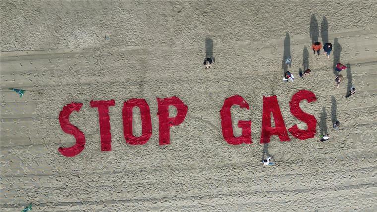 Am Strand von Borkum demonstrierten zuletzt Aktivisten von Fridays for Future gegen die Gasförderung. (Archivbild)