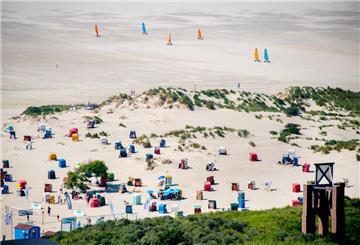 Zahlreiche Strandkörbe und Strandzelte stehen bei sonnigem Wetter am Strand von Borkum. Am Strand von Borkum können Paare nun heiraten. Das „Strandesamt“ macht es möglich.