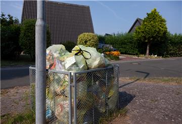 Am Strandläuferweg in Spieka-Neufeld gibt es eine - privat installierte - Sammelstelle für Gelbe Säcke. Die ersten Säcke würden dort fast zwei Wochen vor der nächsten Abfuhr abgelegt, ärgert sich Anlieger Bernd Wessels.